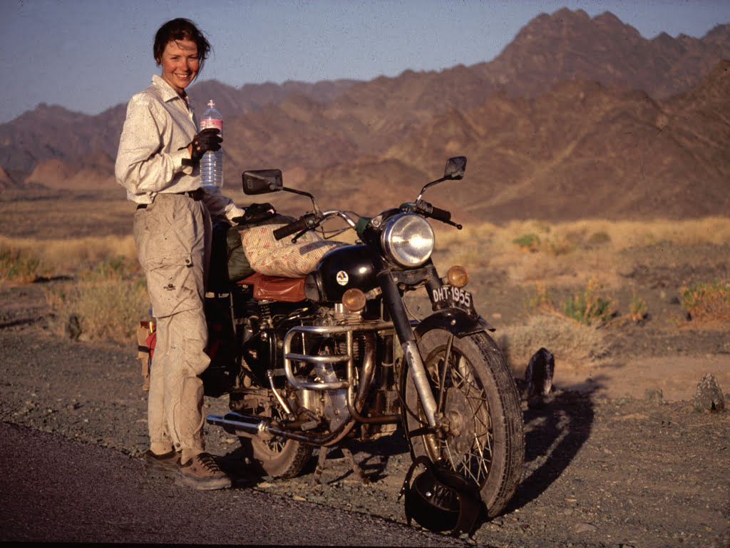 Renata Chlumska vid sin motorcykel 