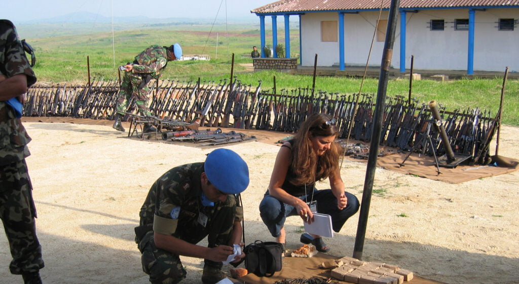 Vapen beslagtagna från ett organiserat, större smugglingsnätverk, som även bröt mot andra FN-sanktioner i Demokratiska Republiken Kongo 2005. Här agerar Kathi Lynn Austin vapensmugglingsexpert för FN:s säkerhetsråd.