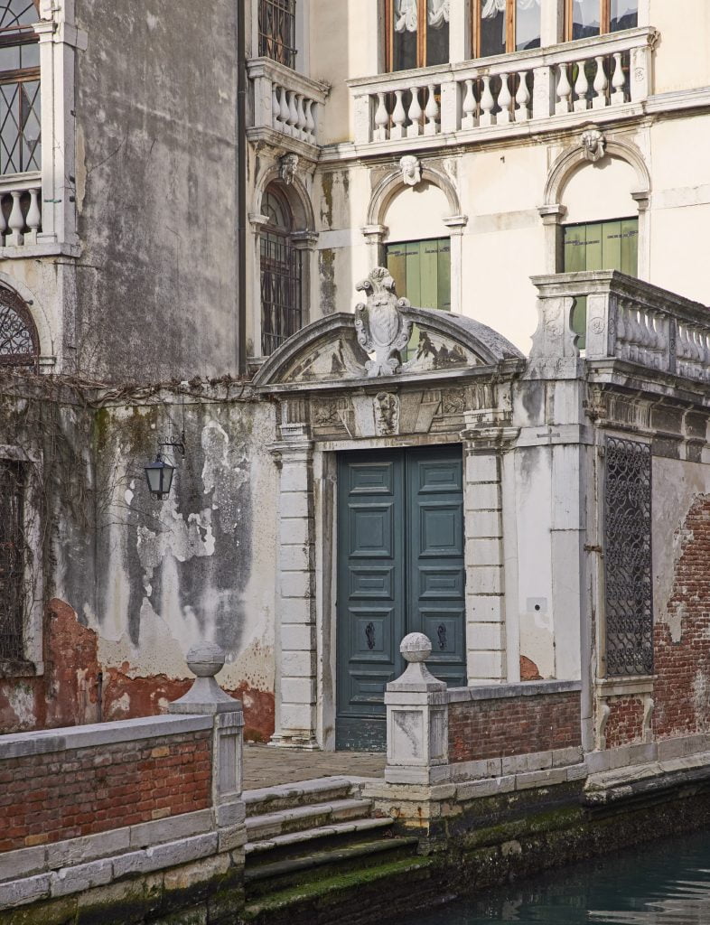 Fasaden på Bergamo Rossis palats. Underhållningsarbetet är en historia för sig.