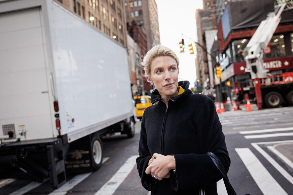 Clarissa Ward korsar en stökig gata i Manhattan i New York.
