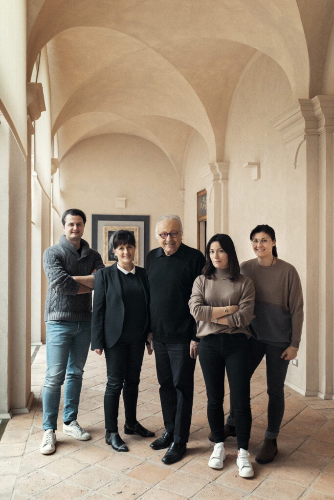 Fem familjmedlemmar står i en gammal italiensk lyxvilla.