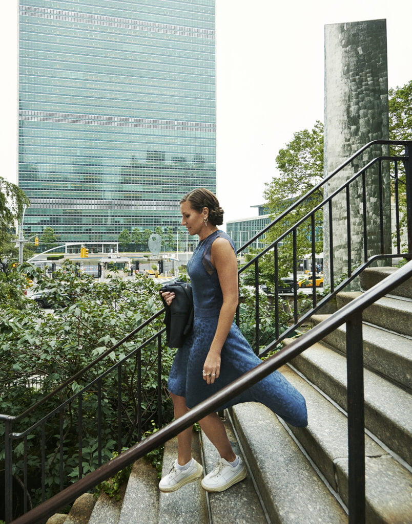 Anna Ryott kryssar mellan regnskurar och möten på väg mot FN-byggnaden.