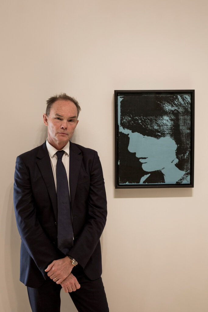 Holm bredvid silk-screentrycket Mourning Jackie. Porträttet gjordes av Andy Warhol 1963. Värdet ligger på cirka 1 miljon dollar.