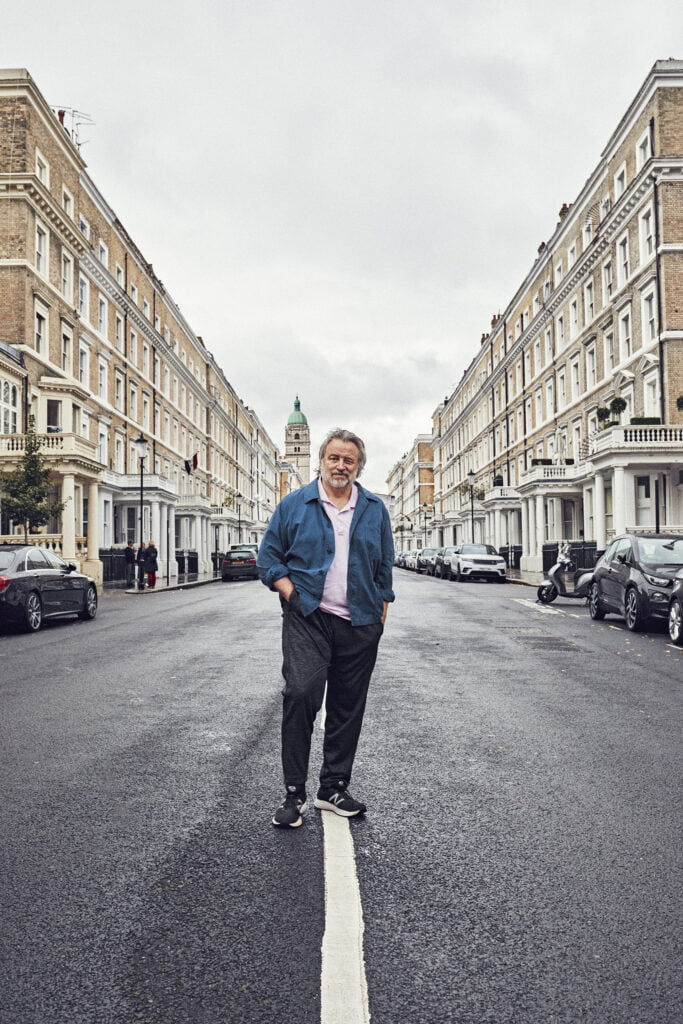 En man står mitt i en gata i London.