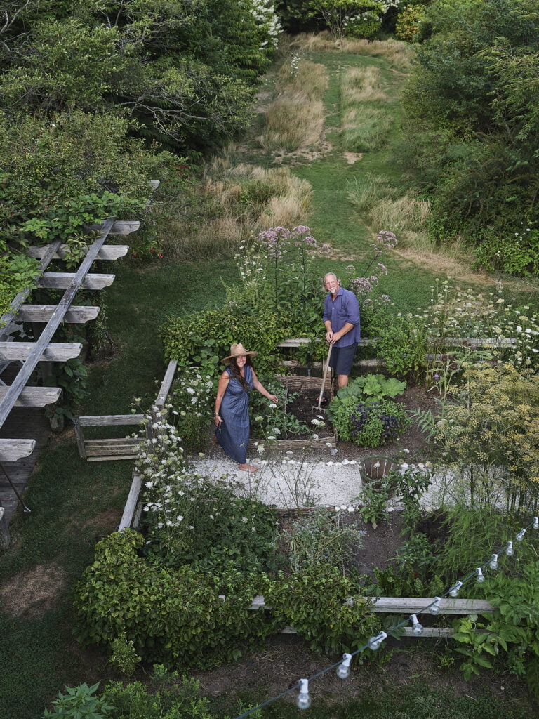 Robin Standefer och Stephen Alesch i sin trädgård.