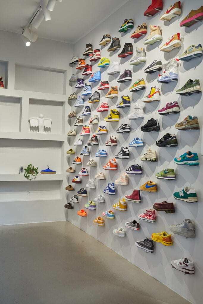 En vägg i en skobutik med flera sneakers.