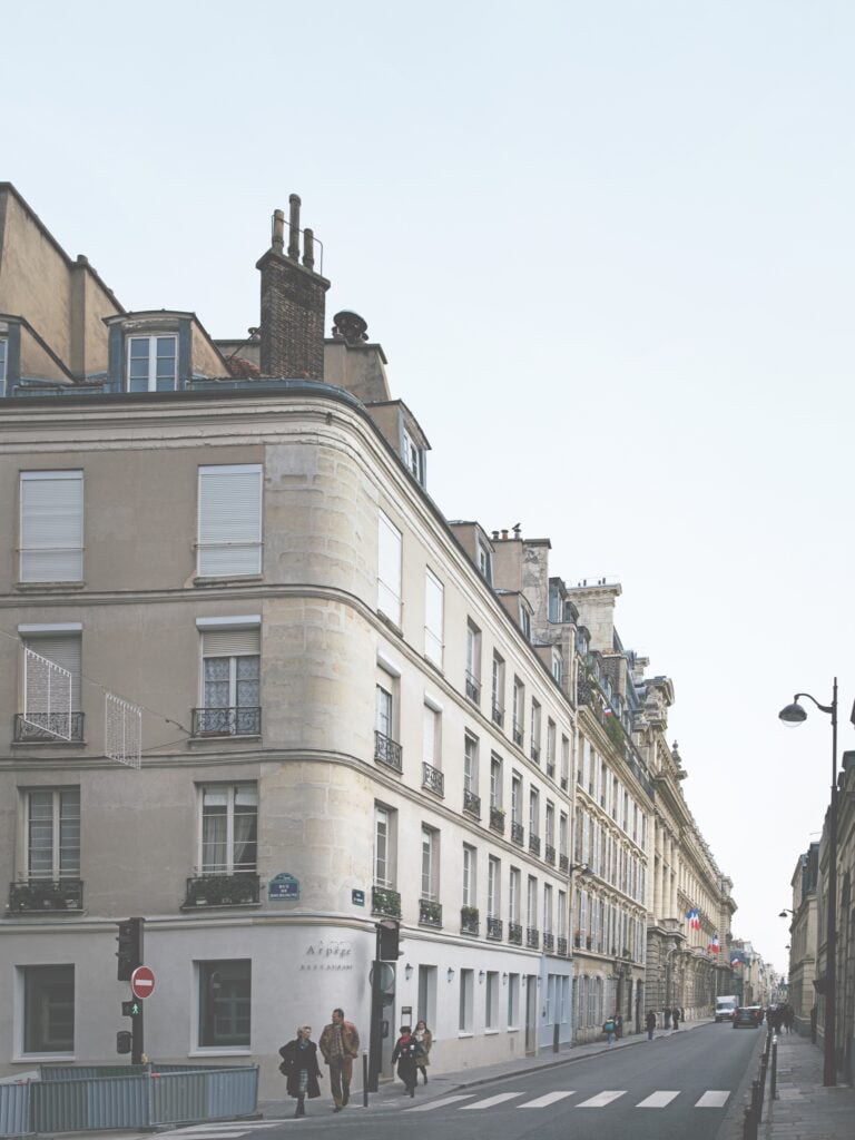 L’Arpège är belägen på Rue de Varenne, precis intill Musée Rodin i Paris. Alain Passard har drivit restaurangen sedan 1986.