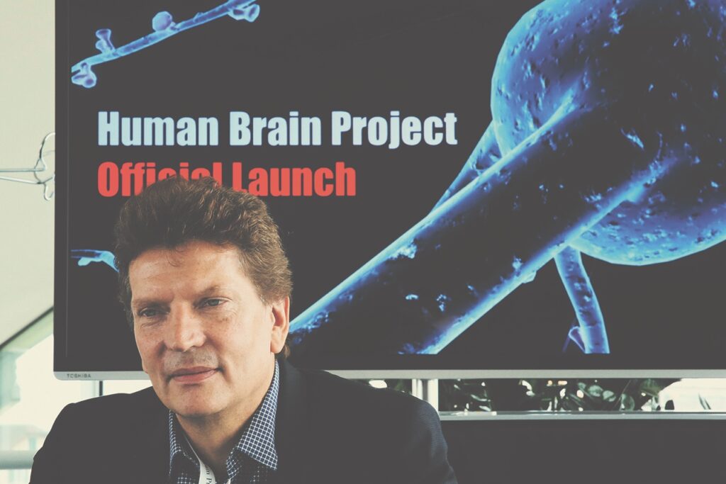 Projektet att försöka konstruera en replika av en mänsklig hjärna utsågs i oktober 2013 till ett av EU:s flaggskeppsinitiativ. Henry Markram leder arbetet.