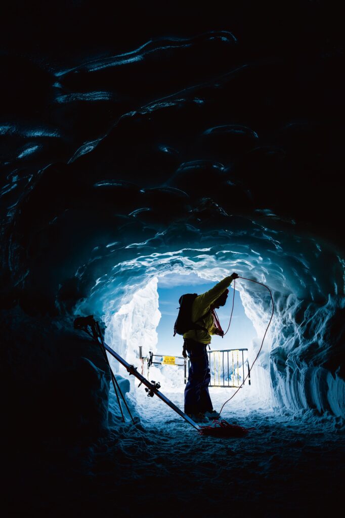 Andreas Fransson i en grotta inför Aiguille du Midi