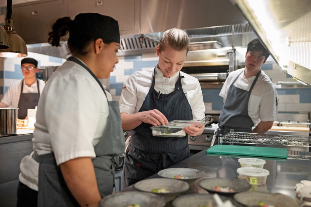 Emma Bengtsson instruerar personal i köket på Aquavit