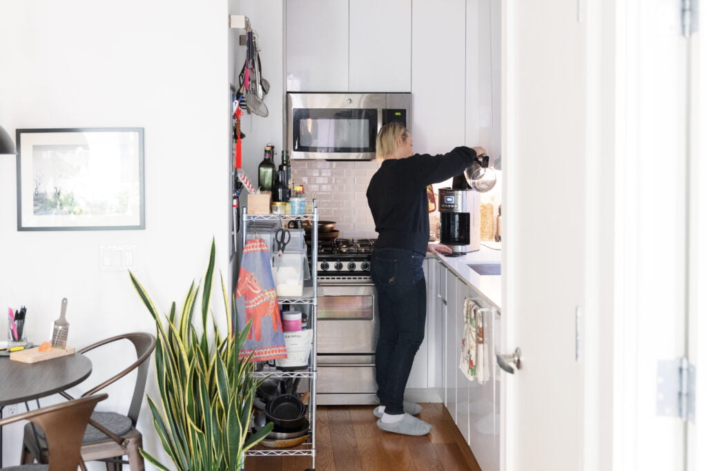 Emma Bengtsson i sitt kök i lägenheten i Harlem, New York.