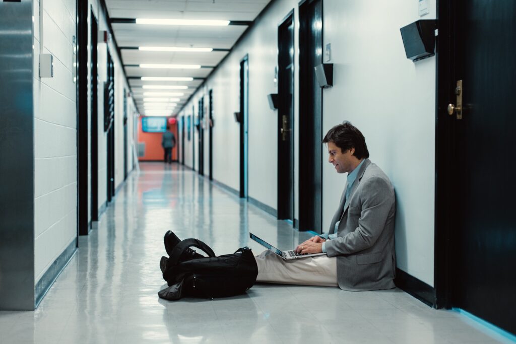 Max Tegmark på golvet i korridor med dator