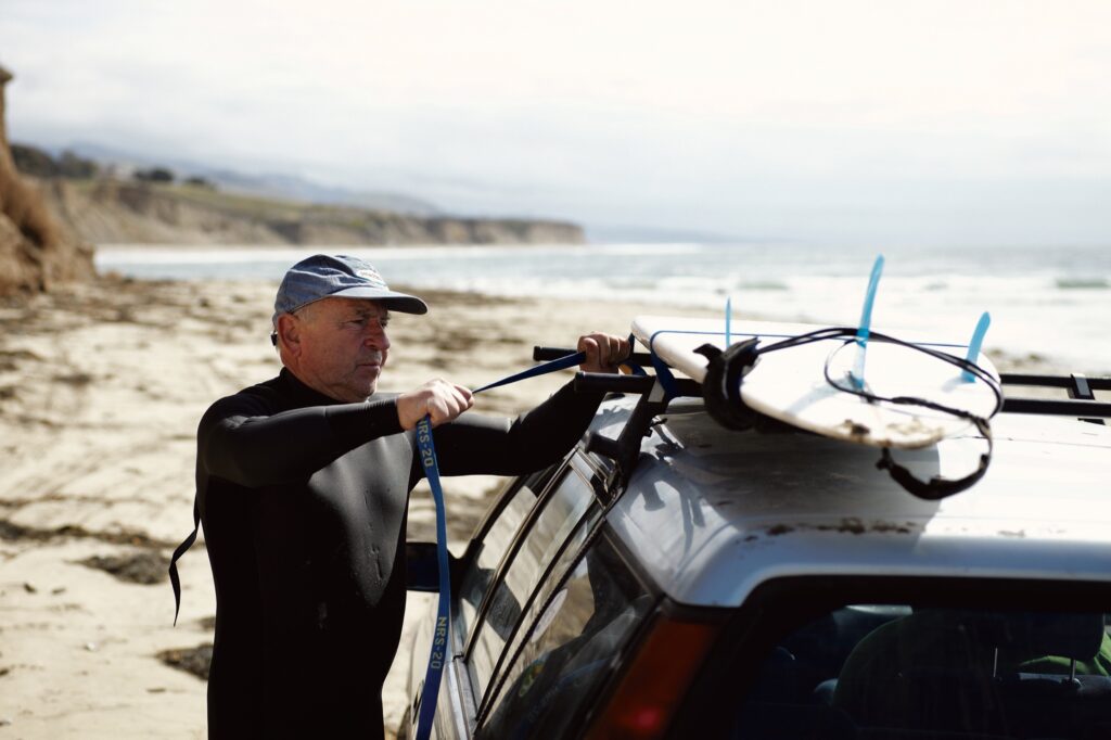 Yvon Chouinard monterar surfbräda på bilen