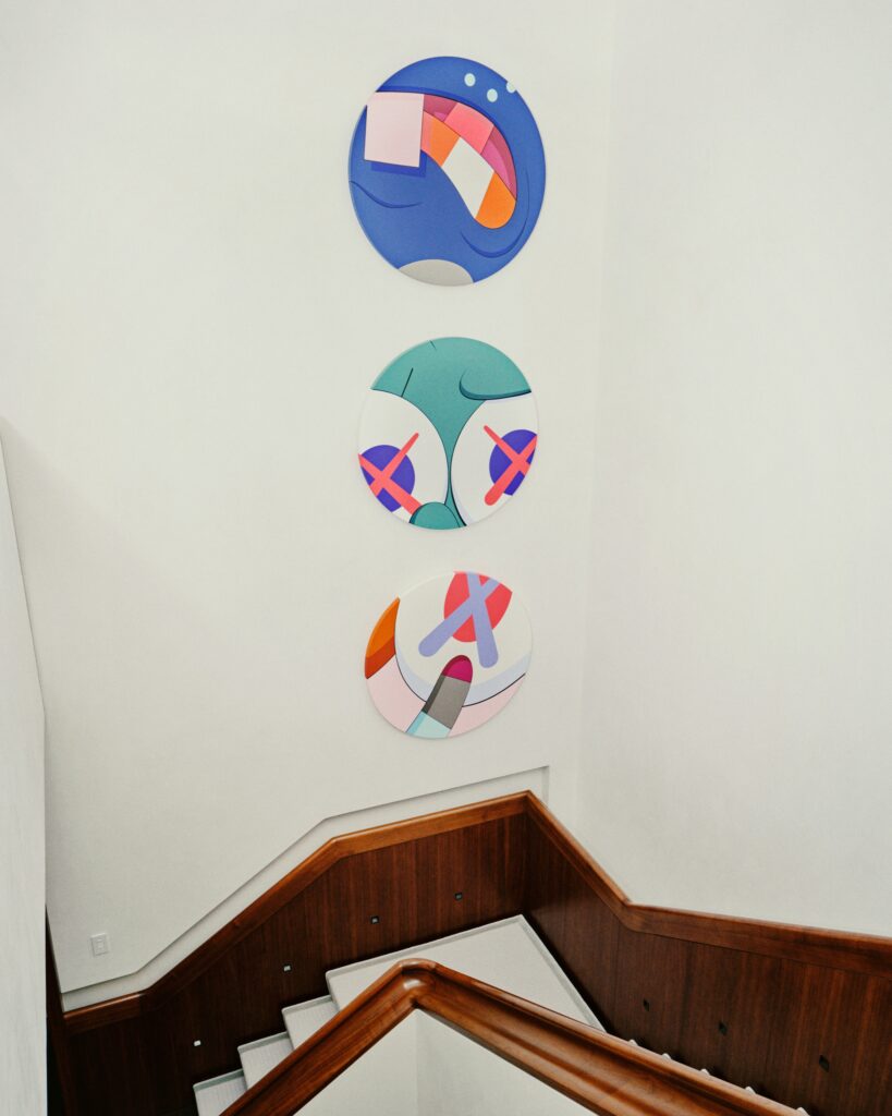 Konstverk av Kaws.
