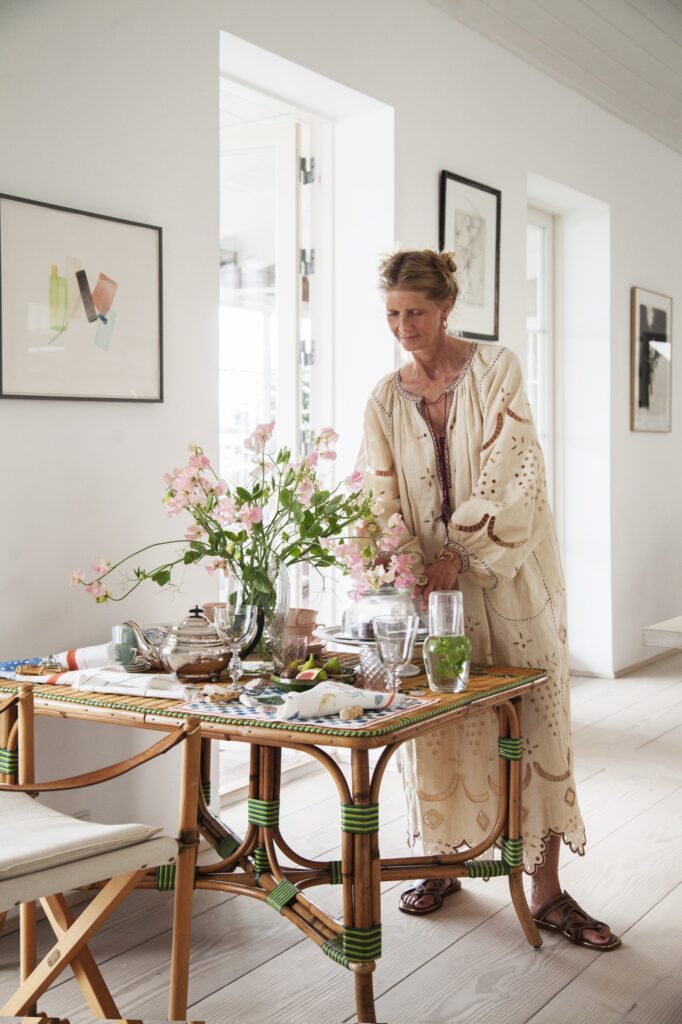 Charlotte Lynggaard g&ouml;r det hon &auml;lskar &ndash; dukar ett bord med sin egen design fr&aring;n Svenskt Tenn, blandat med vintageporslin.