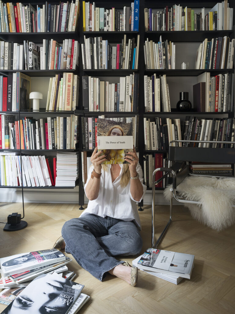 Catt Söder har ett stort bibliotek av referenser och inspiration i hemmet. Här syns bland annat System Magazine och gamla nummer av W Magazine.
