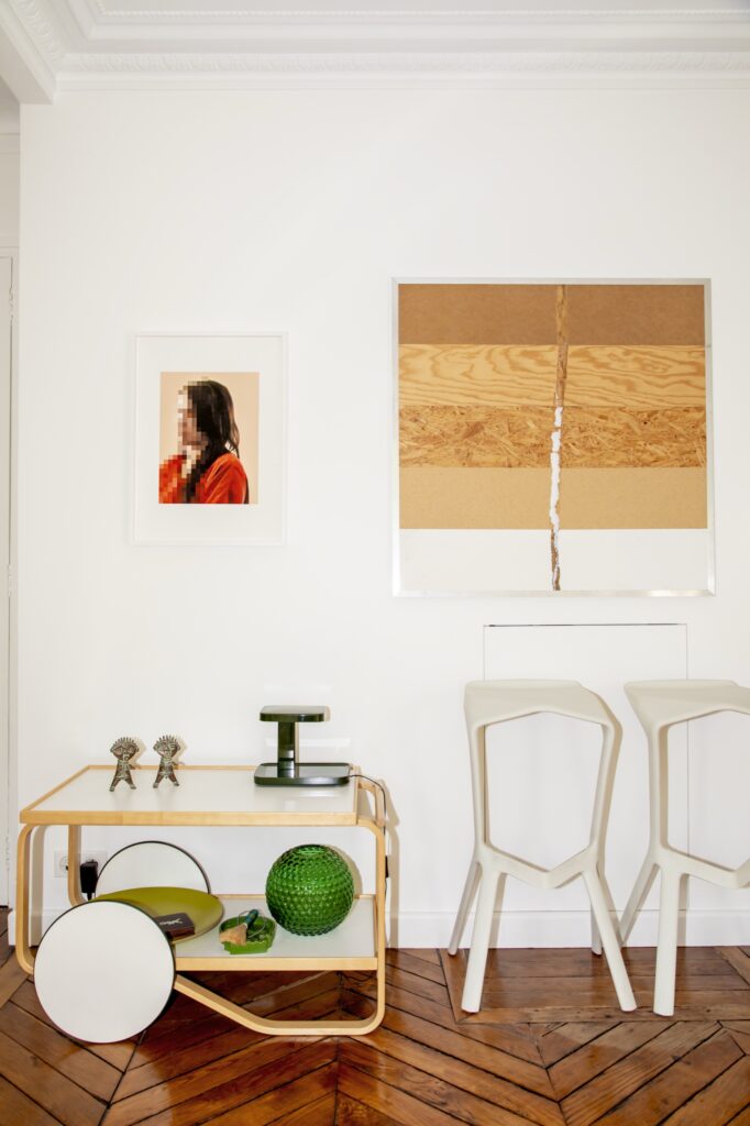 Tavlor av tv&aring; av galleriets konstn&auml;rer, Annika Elisabeth von Hausswolff och Jacob Dahlgren. P&aring; bordet tv&aring; bronsskulpturer fr&aring;n Benin.