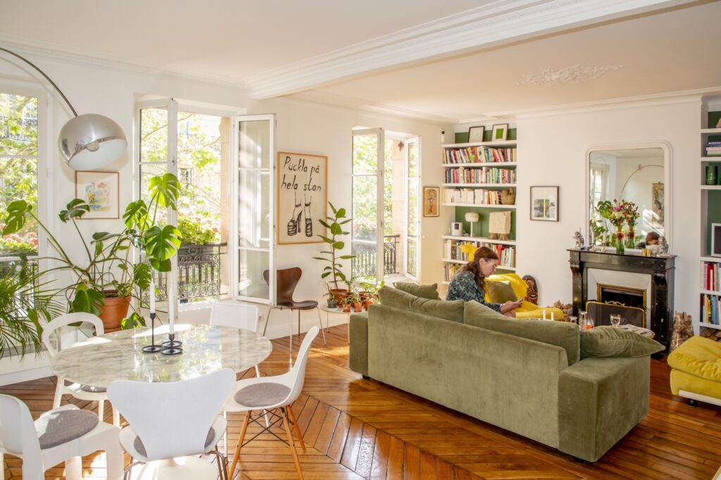 Lägenheten i Paris köpte hon på grund av det stora vardagsrummet. ”Jag älskar att ha tillställningar.”
