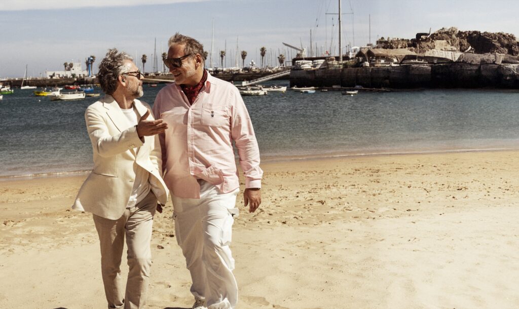 Filip Sedic och Miroslav Slavic promenerar på stranden vid hamnen i Cascais.
