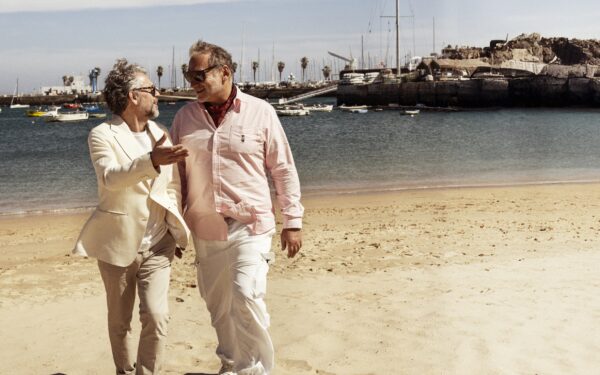 Filip Sedic och Miroslav Slavic promenerar på stranden vid hamnen i Cascais.
