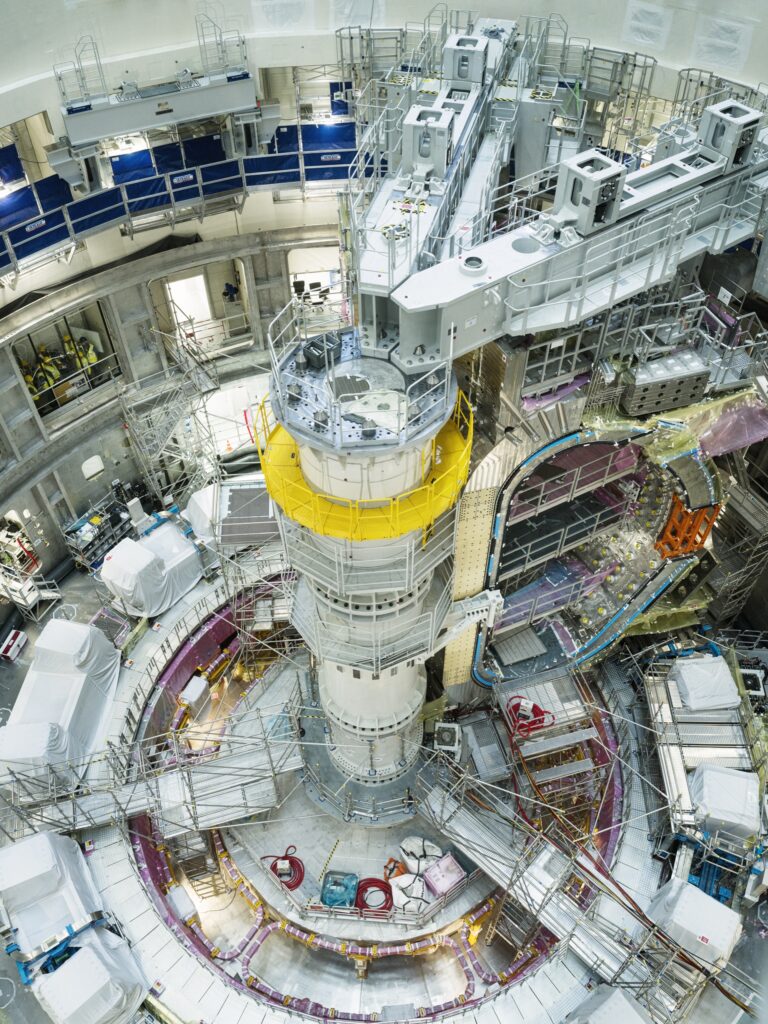 Tokamaken v&auml;ger 23 000 ton och inneh&aring;ller v&auml;rldens st&ouml;rsta vakuumkammare om 16 000 kubikmeter, d&auml;r fusionen ska ske.
